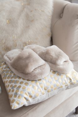 открытые меховые домашние тапочки