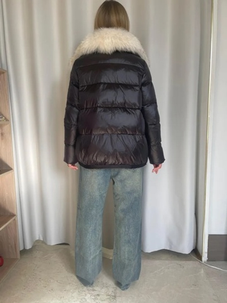 Черно-белый двубортный пуховик с мехом