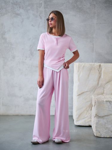 Трикотажный розовый костюм с асимметричным топом