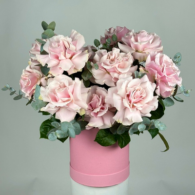 Букет цветов из 15 розовых французских роз Флер в шляпной коробке