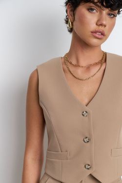Жилет костюмный цвета капучино