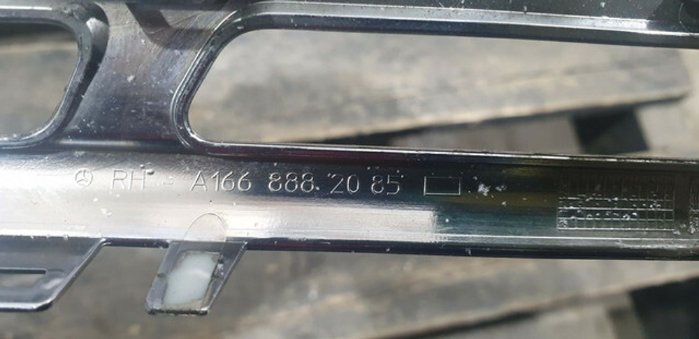 Молдинг решетки радиатора Mercedes GLS (X166) 15-19 Б/У Оригинал A1668882085