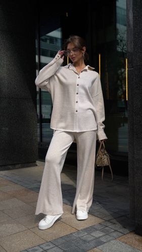 Трикотажный костюм с брюками молочного цвета