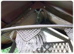 Подвесные плетеные качели СЕАРА+Деревянный каркас КАРАВЕЛЛА с крышей