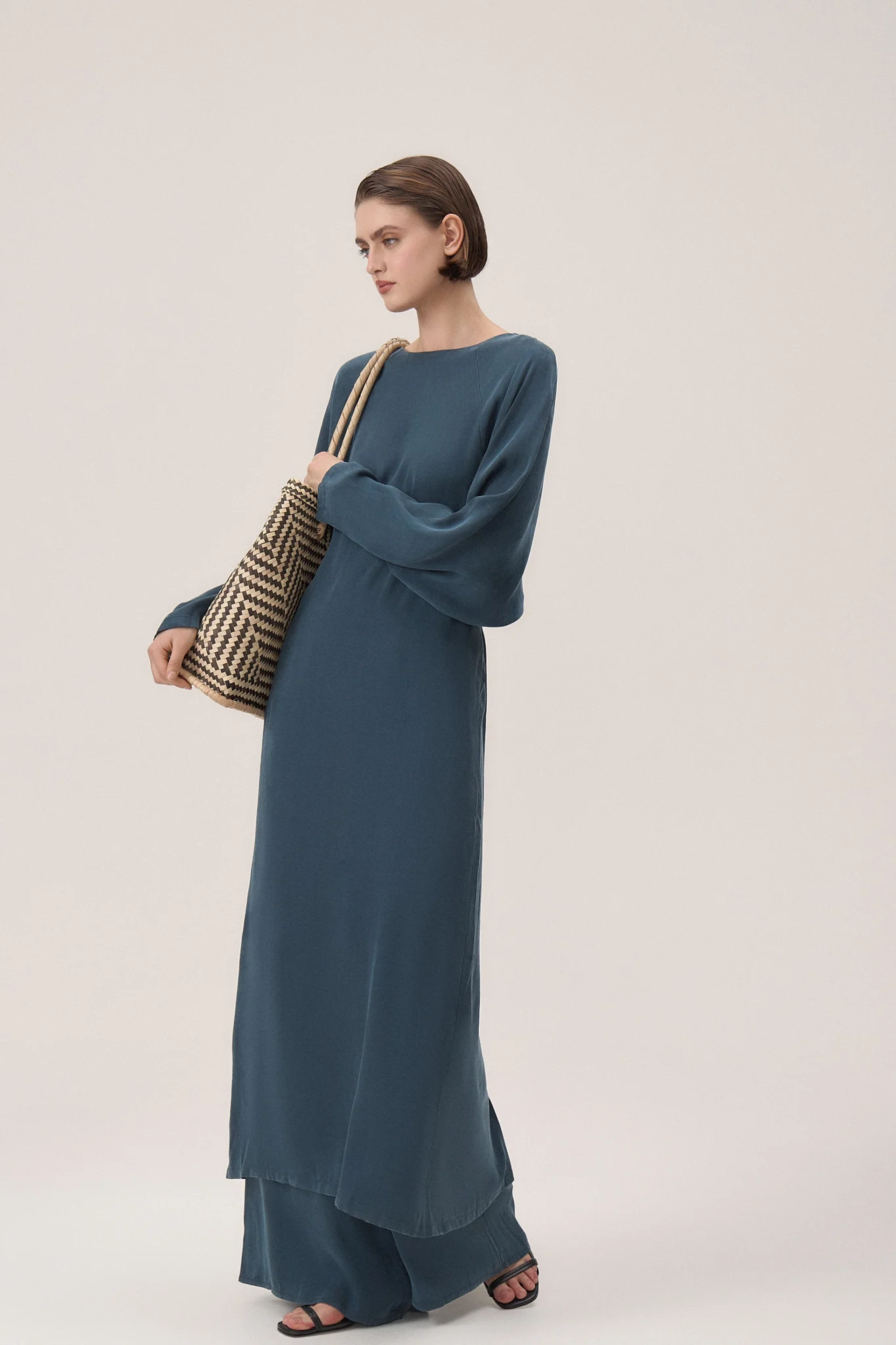 Платье макси с вырезом на спинке