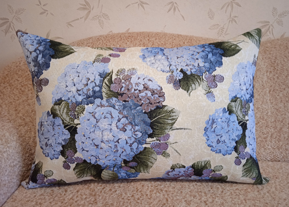 Декоративная гобеленовая наволочка для интерьерной подушки Гортензия 68х47