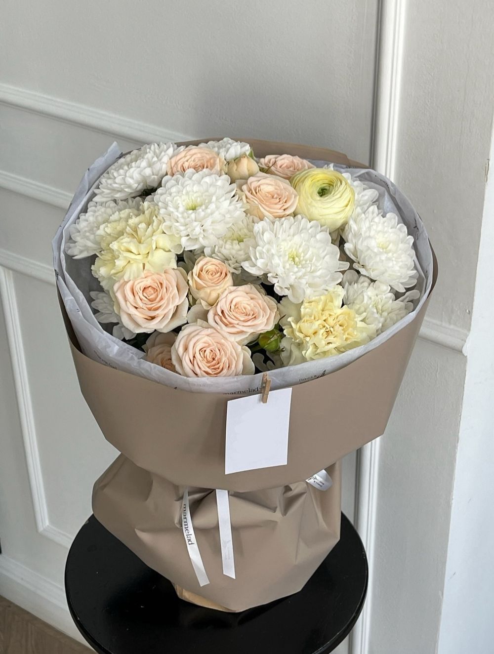 Авторский букет из хризантемы, кустовой пионовидной розы, ранункулюса и диантусов