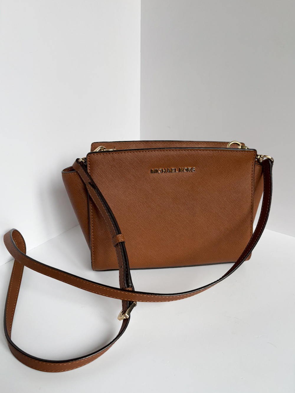 Кожаная сумка Michael Kors