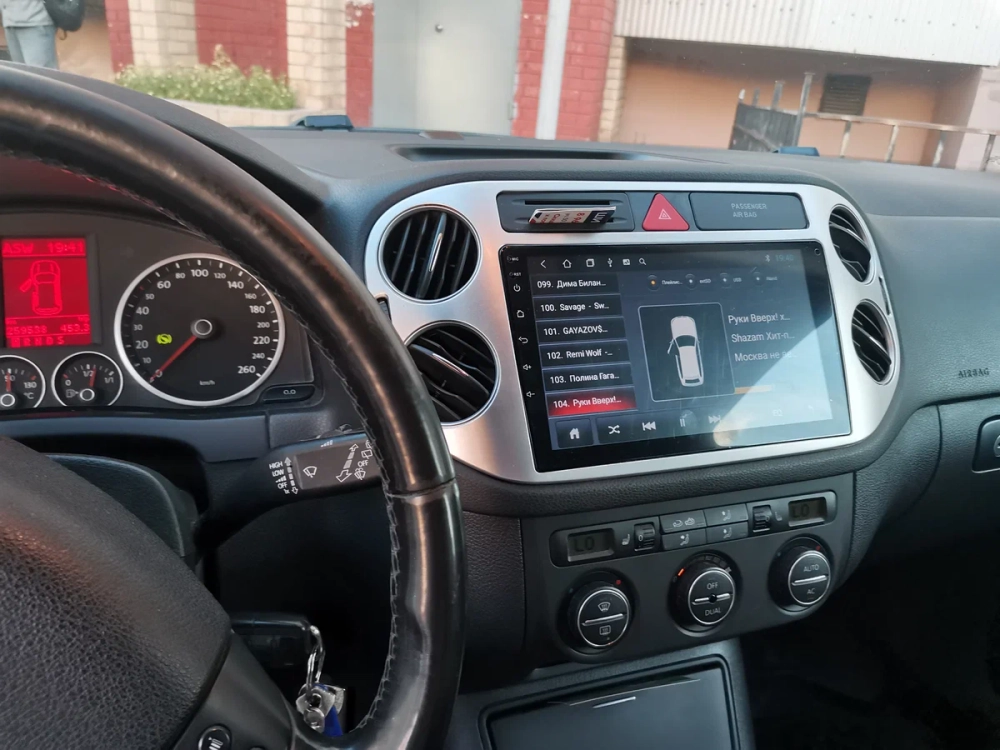 Магнитола для Volkswagen Tiguan 1, Golf Plus (любая аварийка, рамка серебро) - Kuberg QLed, Android 13, TS20, CarPlay, SIM-слот