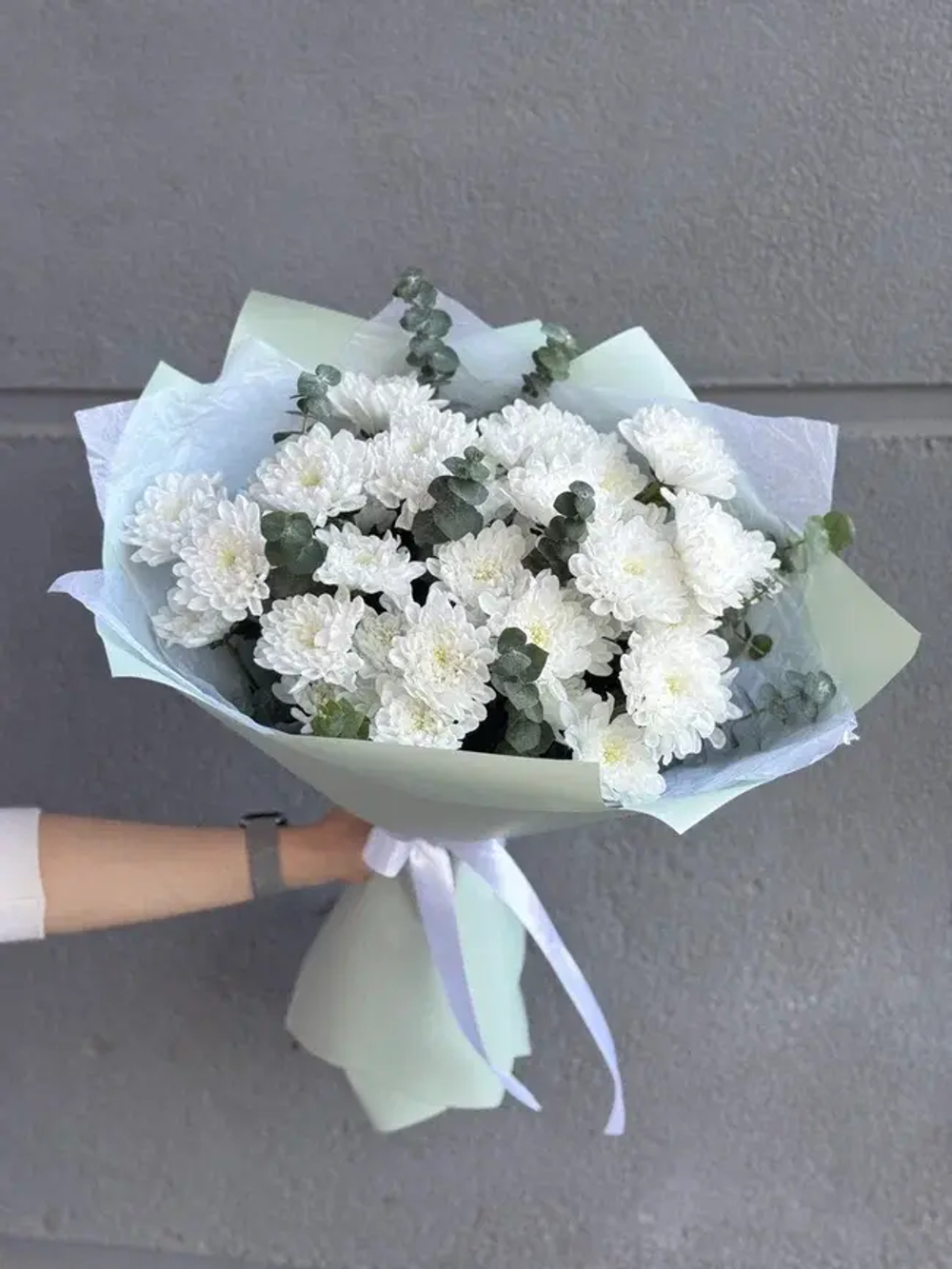 Букет Белые хризантемы с эвкалиптом