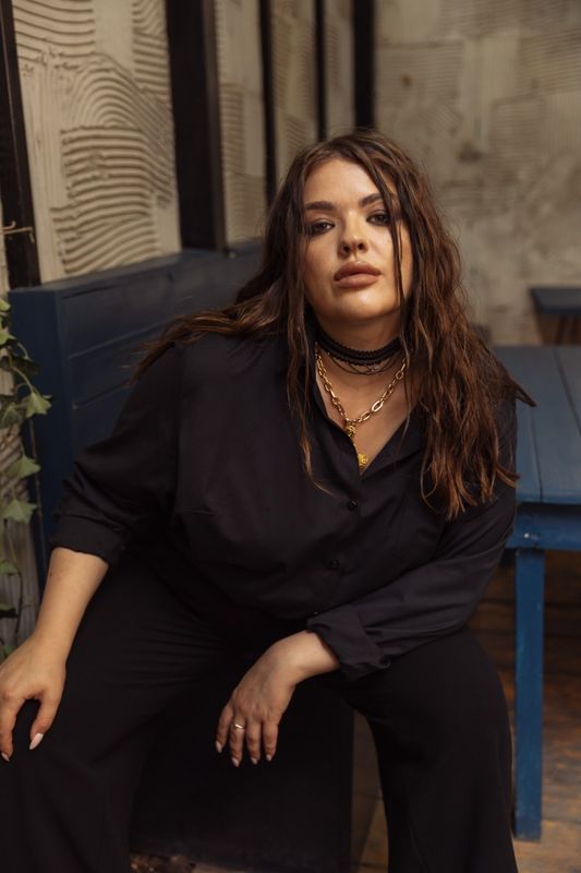 Рубашка удлиненная с карманом; черный