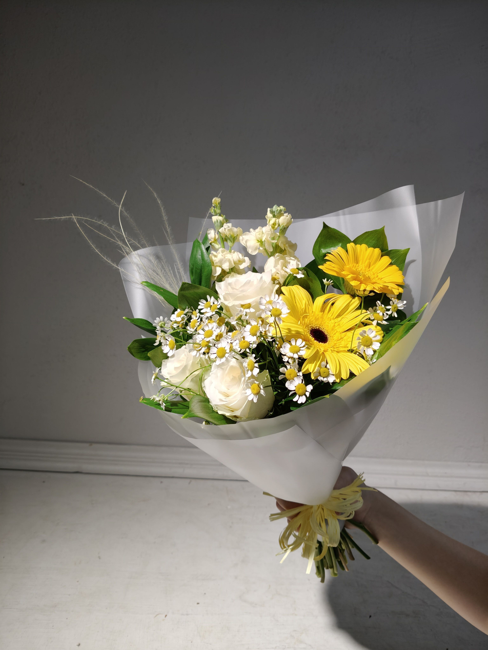 Стильный букет-кулек в яркой гамме (С0058)