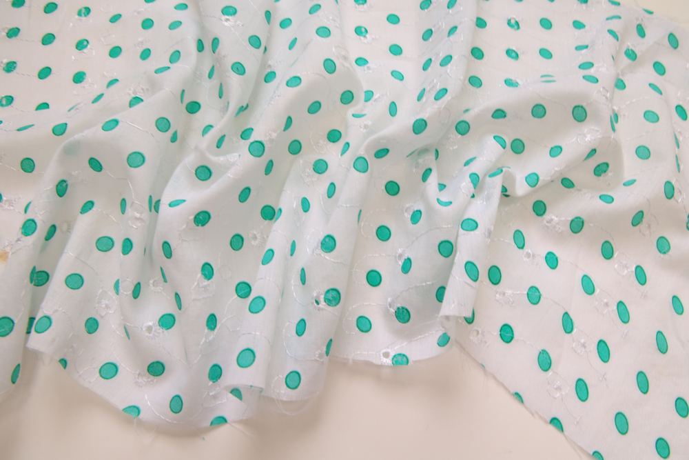 Батист вышивка белый в зеленый горох