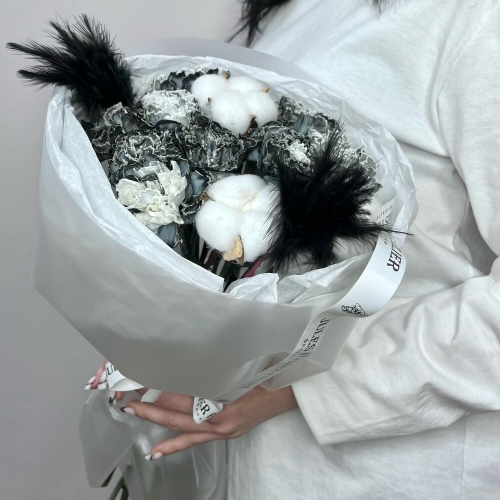 «Black swan» букет с диантусами , хлопком в стильной упаковке