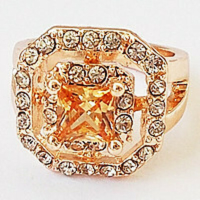 Кольцо позолота 18К. Камни- вставки: горный хрусталь. Размер 17