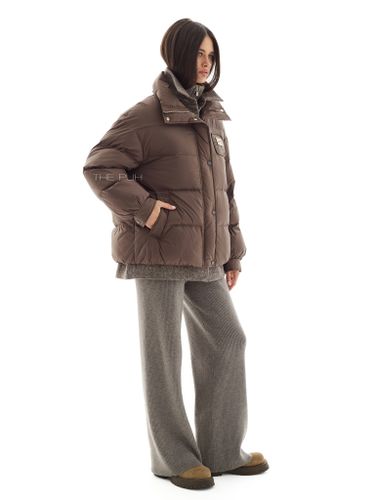 Коричневый пуховик с комбинированной рубашкой