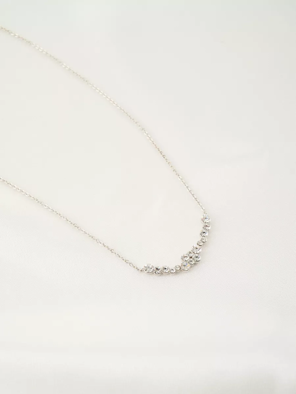 Тонкое колье Млечный путь с белыми кристаллами Swarovski в родии