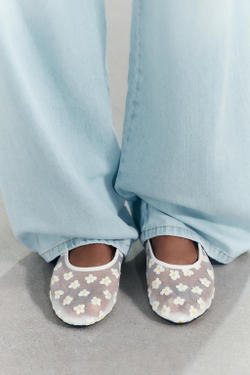 ZARA БАЛЕТКИ ИЗ СЕТЧАТОЙ ТКАНИ С ЦВЕТОЧНЫМИ ДЕТАЛЯМИ "РОМАШКА", БЕЛЫЙ