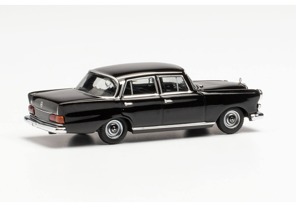 Автомобиль Mercedes-Benz 200, черный
