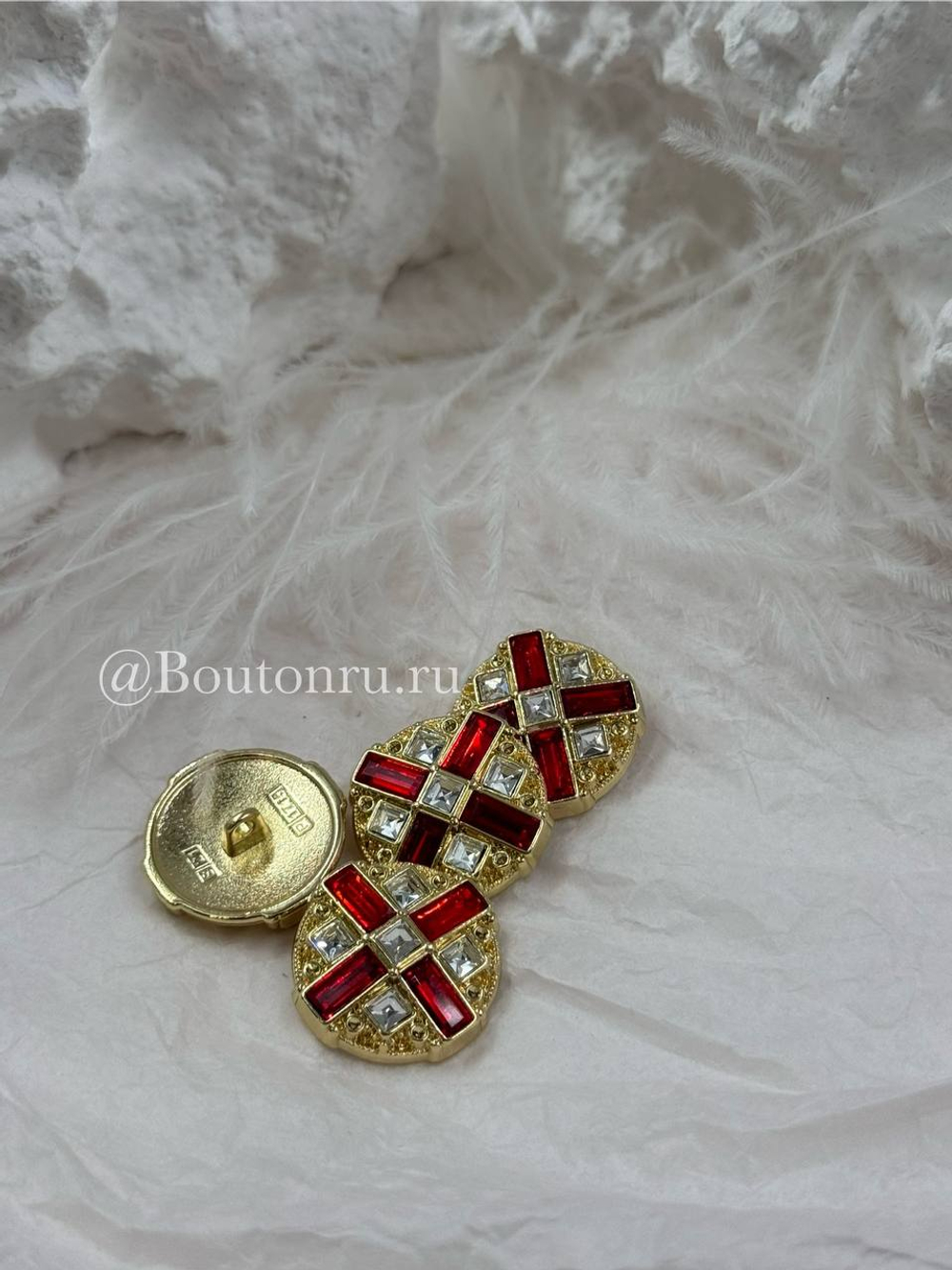 Пуговицы золотистые с красными камнями стразами