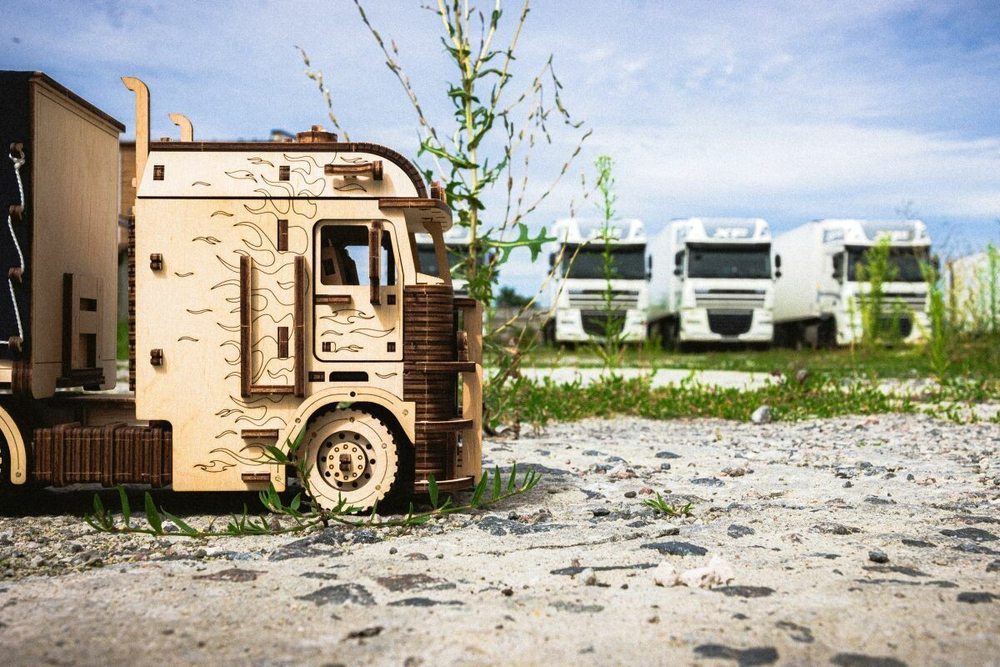 Грузовик Тягач Король дорог от EWA - Деревянный конструктор, сборная механическая модель, 3D пазл