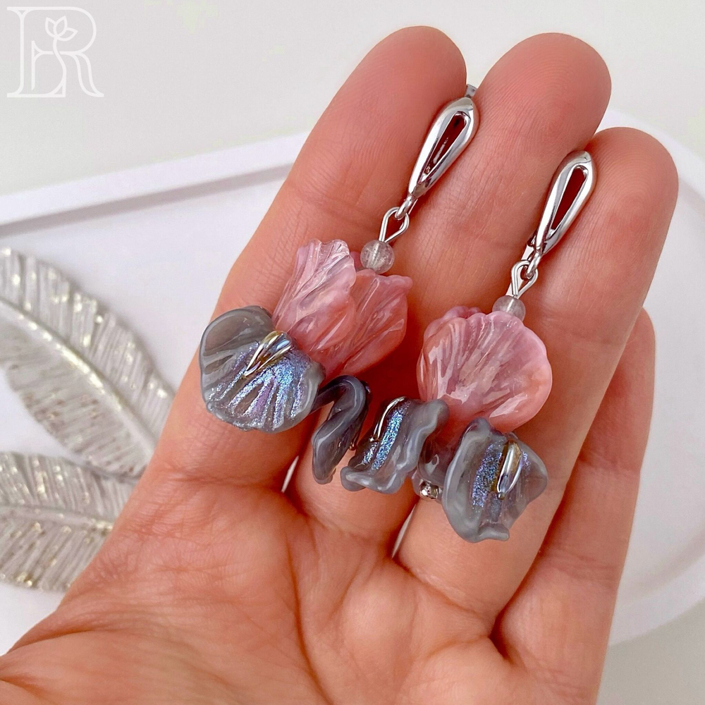 LEFIREL' Серьги серебряные женские "Ирисы" с цветами из муранского стекла / ювелирные украшения из родированного серебра 925