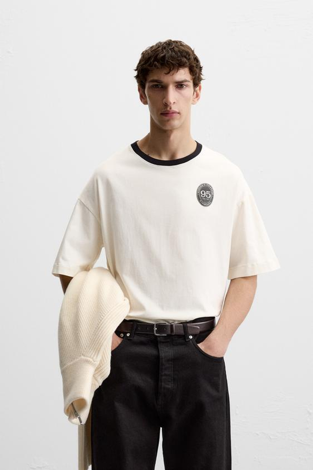 ZARA ФУТБОЛКА С КОНТРАСТНЫМ ПРИНТОМ, ЖЕЛТОВАТО-БЕЛЫЙ