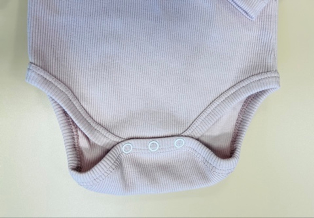 Боди с конпками из ткани-лапша