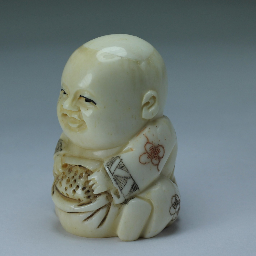 Нэцкэ Ребенок с мешком риса