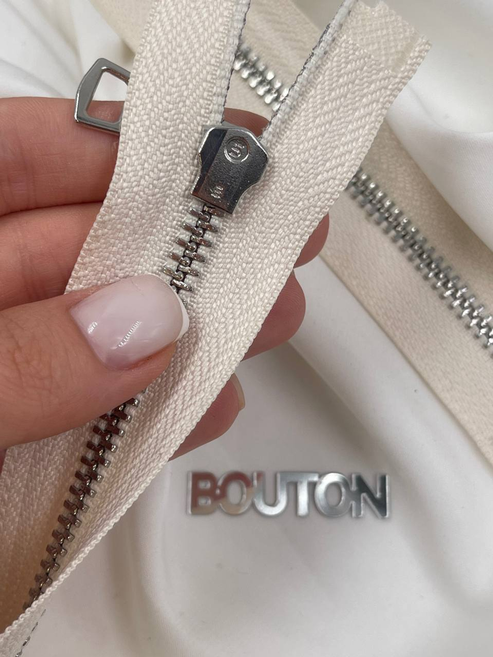 Молния бежевая (молочная) серебро