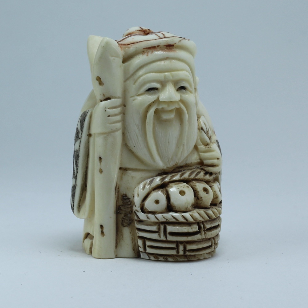 Нэцкэ Фукурокудзю с посохом и корзиной рыбы