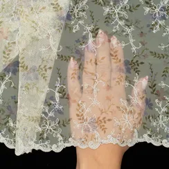 Вышивка на сетке желтая бледная 22 см