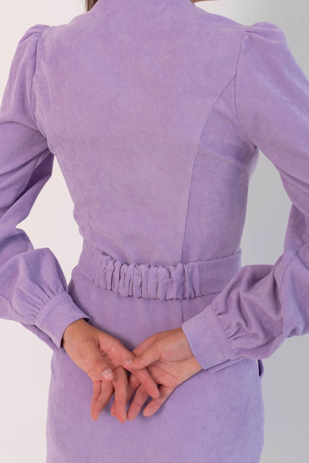 Платье-футляр лаванда из микровельвета