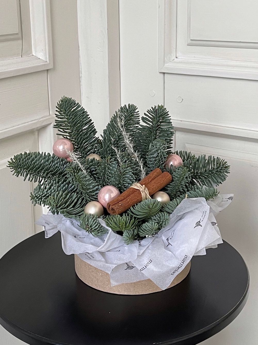 Композиция из ели с новогодними игрушками