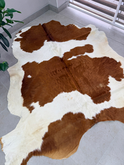 Коровья шкура на пол натуральная.