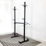 Подкатная стойка для хранения велосипедов в гараже, черная металлическая система на колесиках.