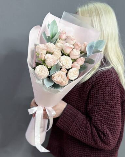 Букет с кустовыми пионовидными розами "Bombastic"