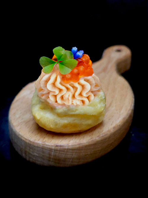 Профитроли из Крем Чиза с семгой и красной икрой