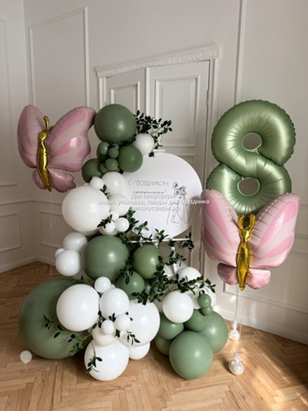 Фотозона на мольберте с бабочками