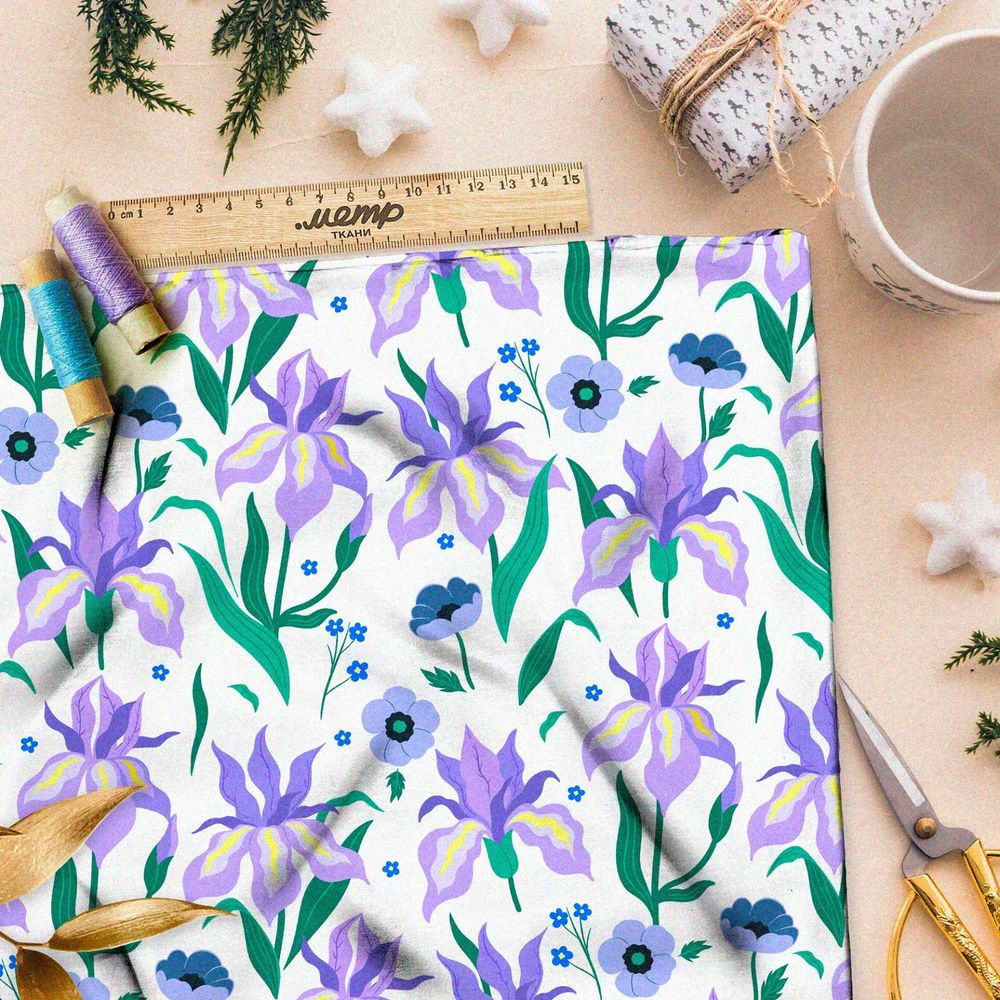 Ткань атлас бледные фиолетовые ирисы на белом фоне