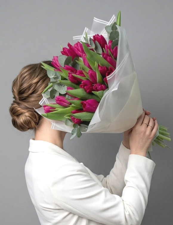 Букет из малиновых тюльпанов