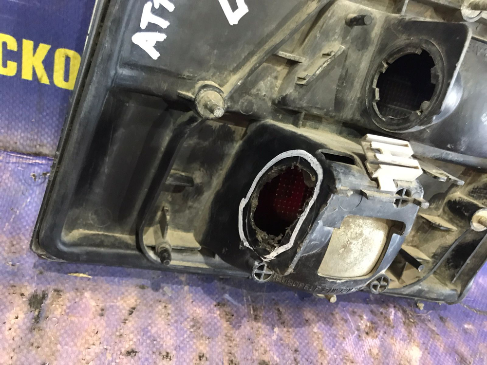 Вставка багажника левая TOYOTA CARINA E 1997