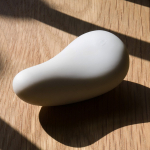 Серый аккумуляторный компактным вибромассажер 7,1см Sose Opal OP00106