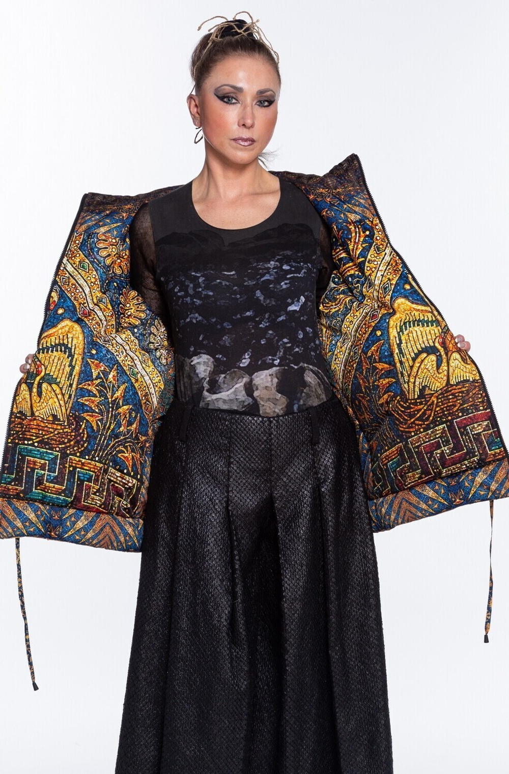 Двусторонняя куртка «Легенда», о мотивам мозаик кафедрального собора Девы Марии в Ахене и золотого дракона на церемониальном халате императора династии Цин, 18 век