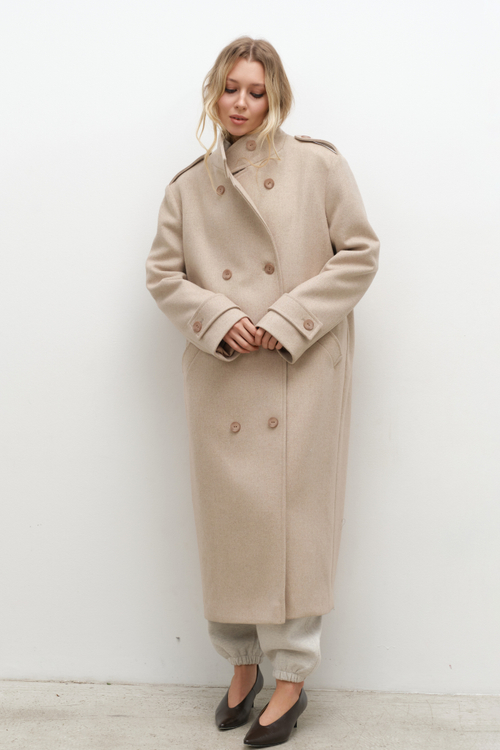 Пальто со стойкой экрю