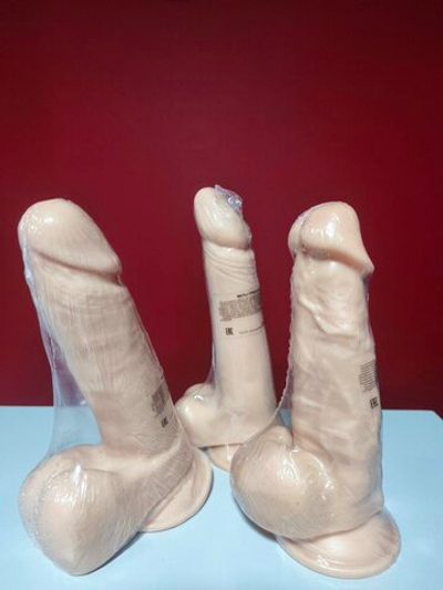 Фаллоимитатор с мошонкой реалистичный из гелия 18см.