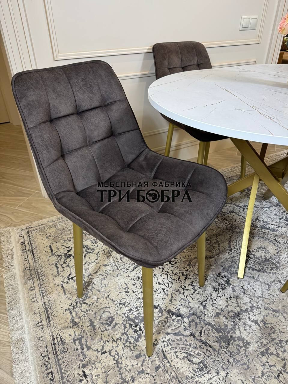 Круглый раздвижной стол "Лофт", белый каспий и стулья "Бостон" коричневый