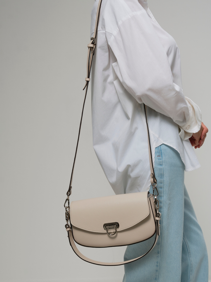 Сумка кожаная на плечо багет светло-бежевая