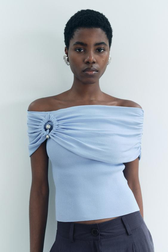 ZARA ТРИКОТАЖНЫЙ ТОП С ОТКРЫТЫМИ ПЛЕЧАМИ И МЕТАЛЛИЧЕСКИМ КОЛЬЦОМ, СИНИЙ