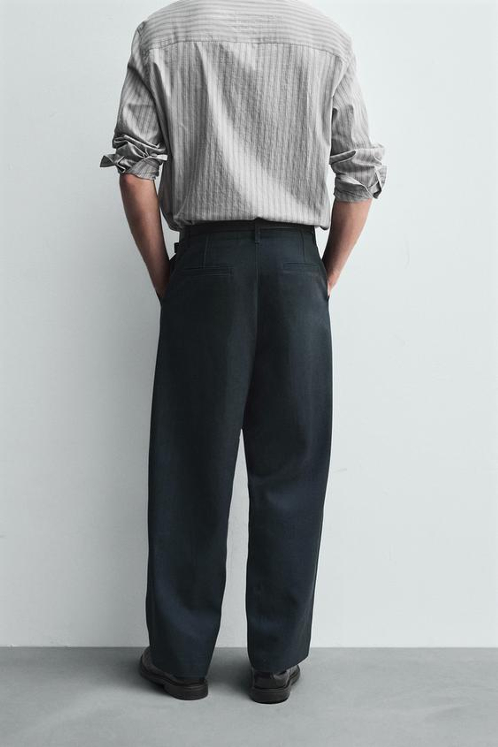 ZARA БРЮКИ-БАНАНЫ ИЗ ЛИОЦЕЛЛА И ХЛОПКА, ВЫЦВЕТШИЙ СИНИЙ